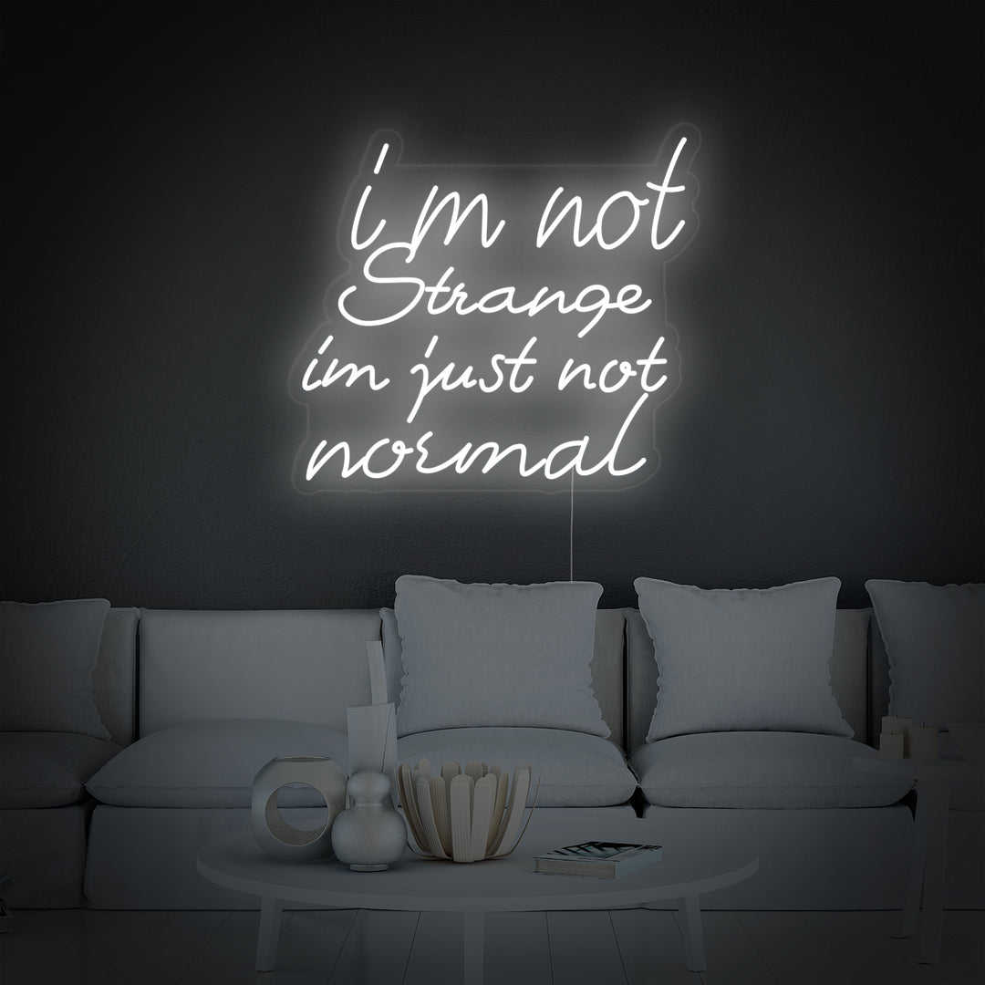 "I Am Not Strange I Am Just Not Normal" Insegna al neon