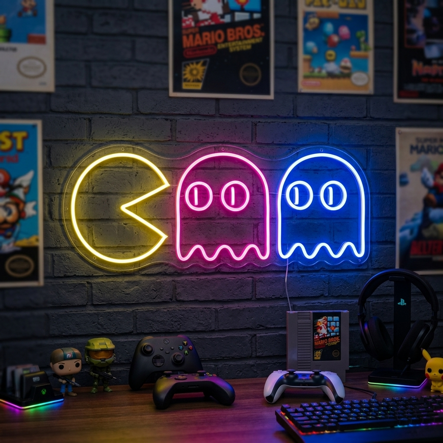 Insegna al neon LED con Pac-Man giallo e due fantasmi colorati su muro di mattoni