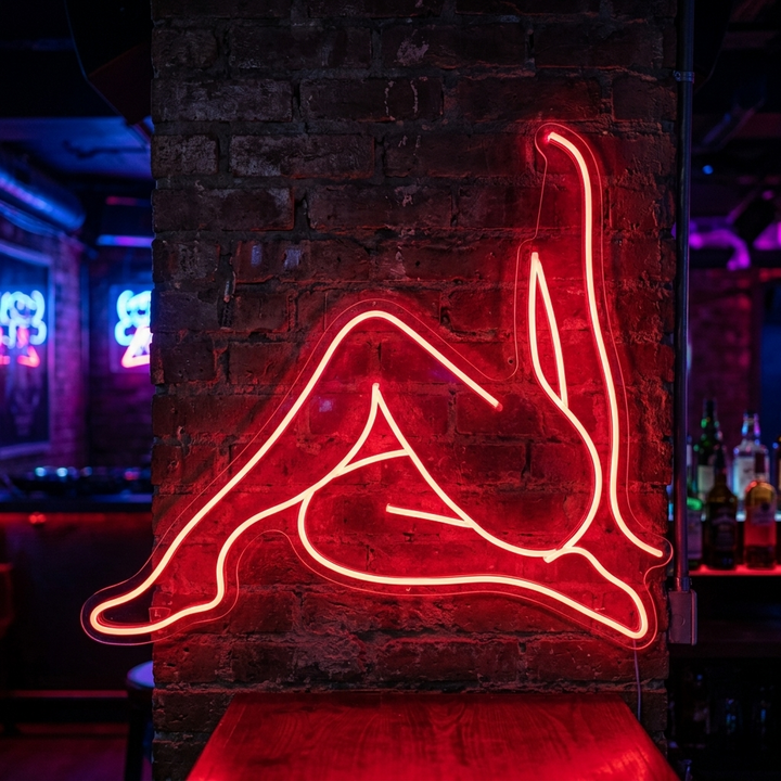 "Ragazza Nuda Seduta In Una Posa Elegante" Insegna al neon
