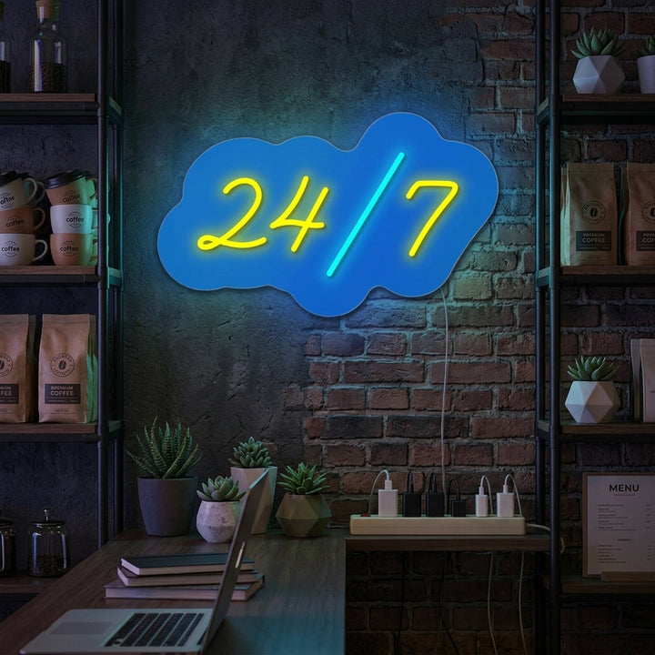Insegna neon LED con scritta “24/7” gialla e azzurra