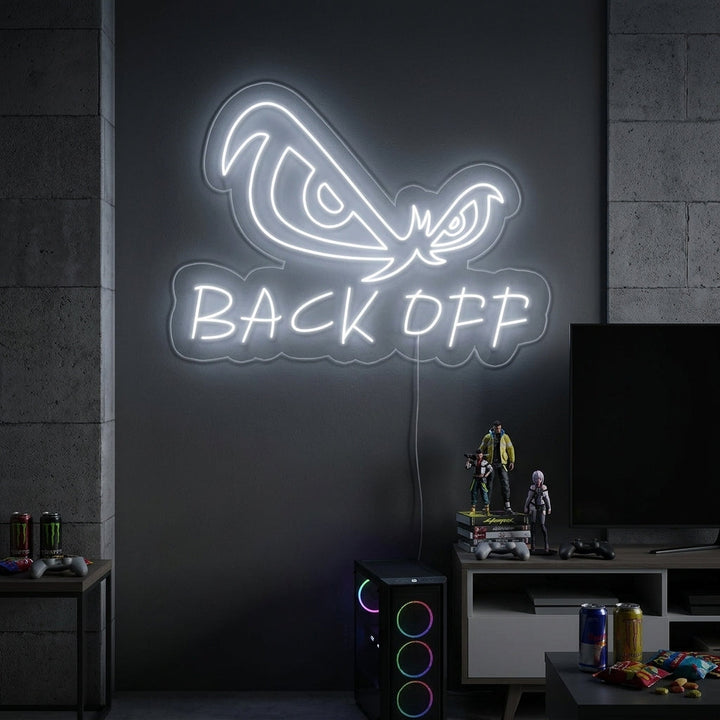 "Occhi D'Aquila, Back Off" Insegna al neon