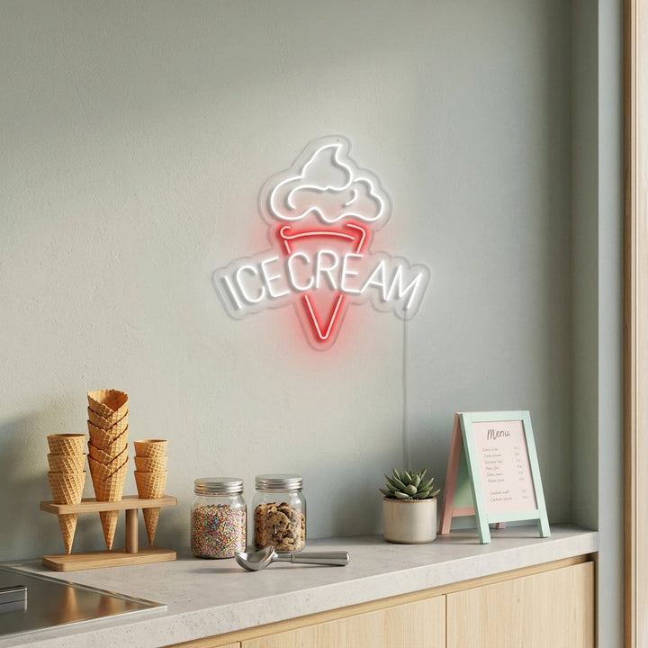 Insegna al neon LED a forma di cono gelato con la scritta “Ice Cream”.
