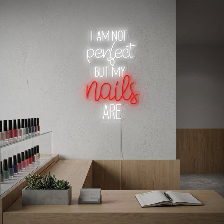 "I Am Not Perfect But My Nails Are" Insegna al neon