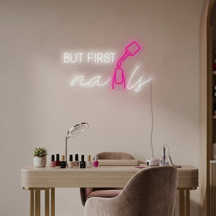 "But First Nails" Insegna al neon