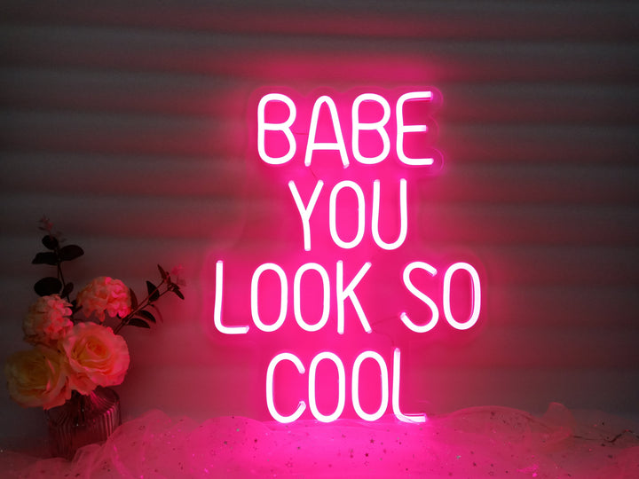 "Babe You Look So Cool" Insegna al neon (Inventario: 4 unità)