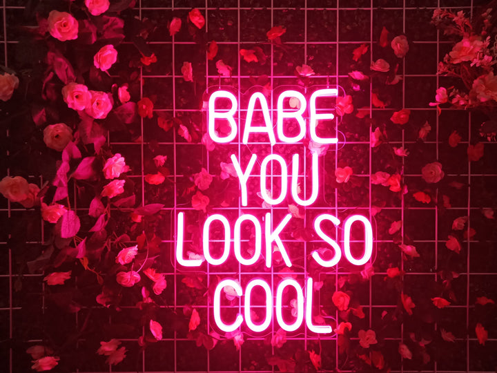 "Babe You Look So Cool" Insegna al neon (Inventario: 4 unità)