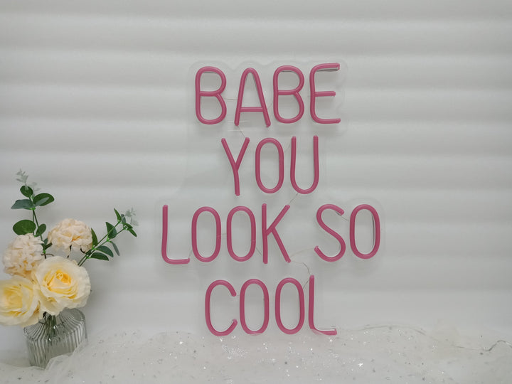 "Babe You Look So Cool" Insegna al neon (Inventario: 4 unità)