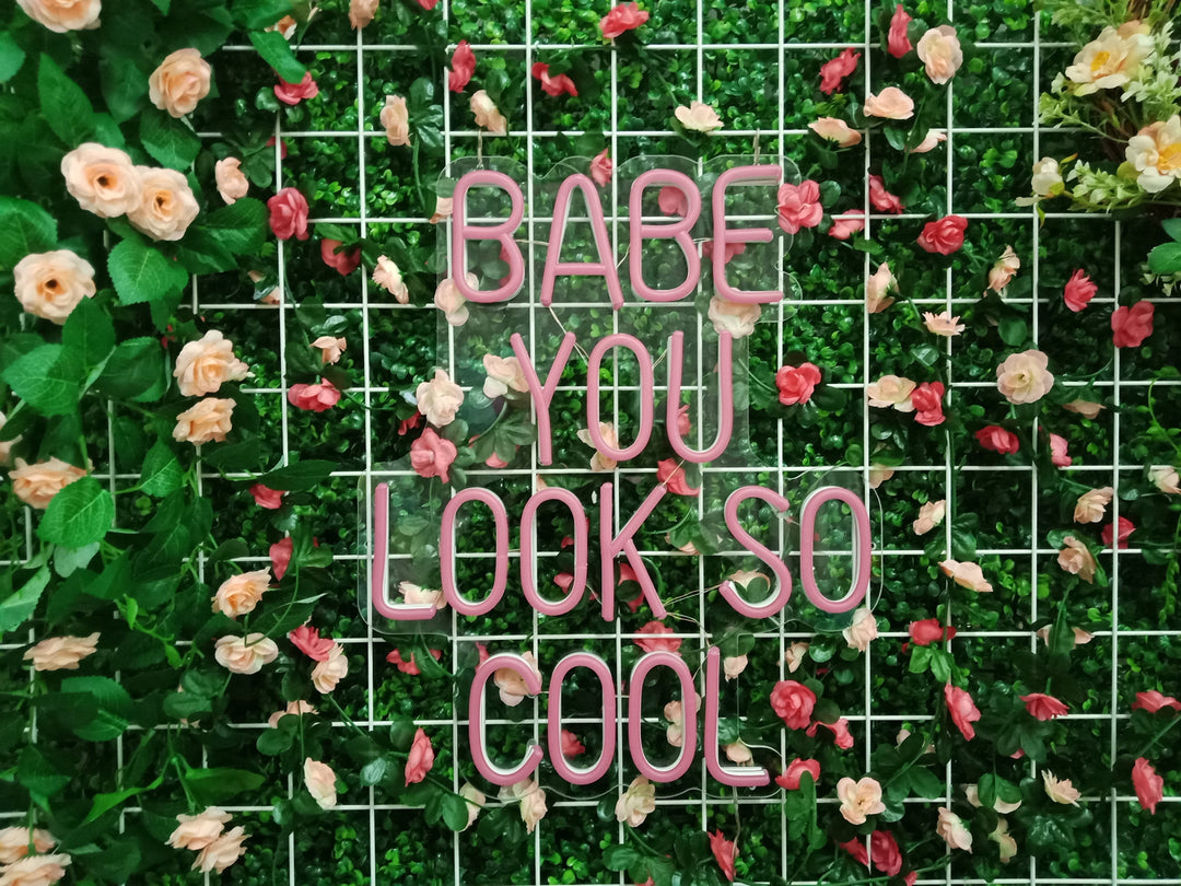 "Babe You Look So Cool" Insegna al neon (Inventario: 4 unità)