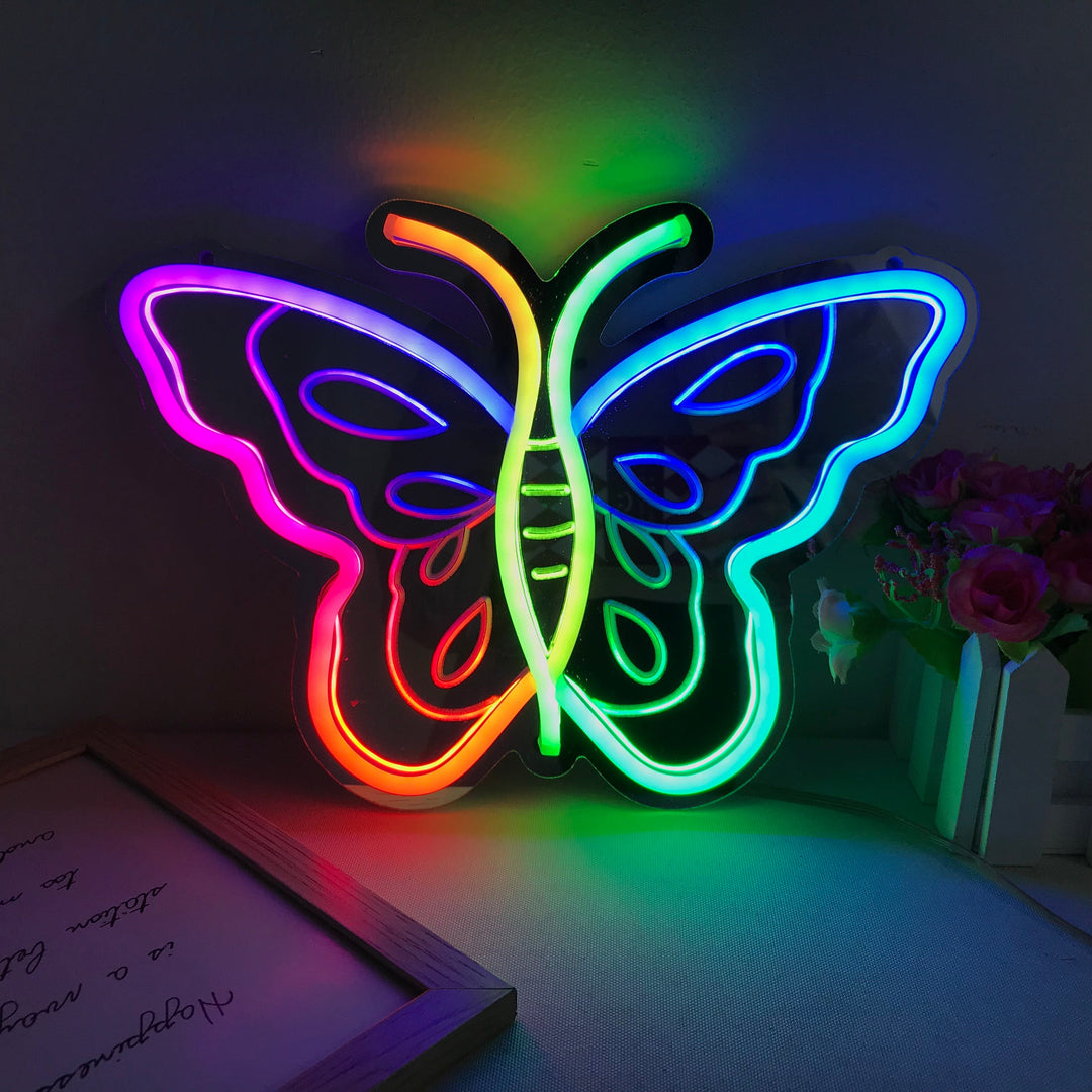 "Farfalla, Cambio Di Colore Sognante" Insegna al neon con supporto a specchio