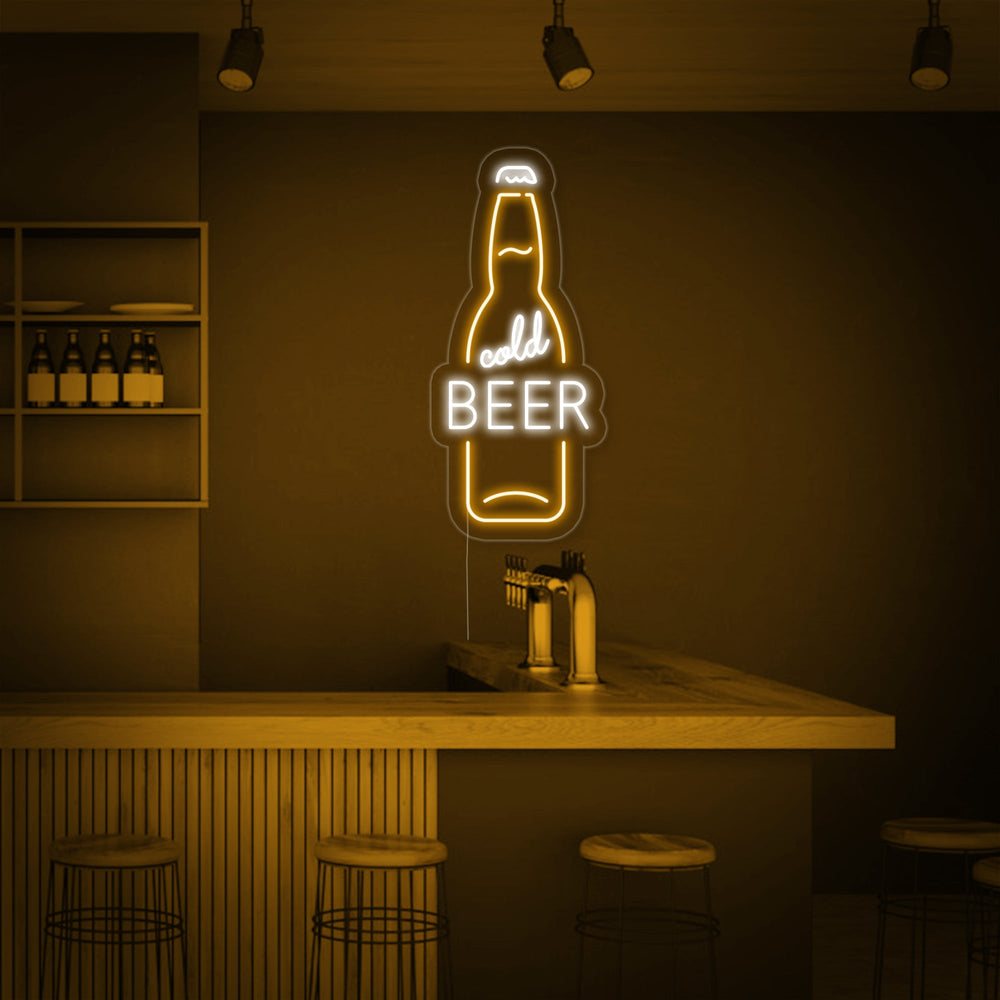 Insegna neon LED gialla a forma di bottiglia con la scritta “Cold Beer”