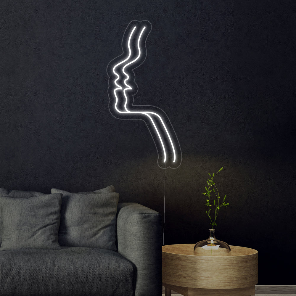Insegna al neon LED bianca con volti line art che si baciano.