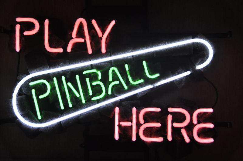 "Play Pinball Here, Sala Giochi" Insegna al neon