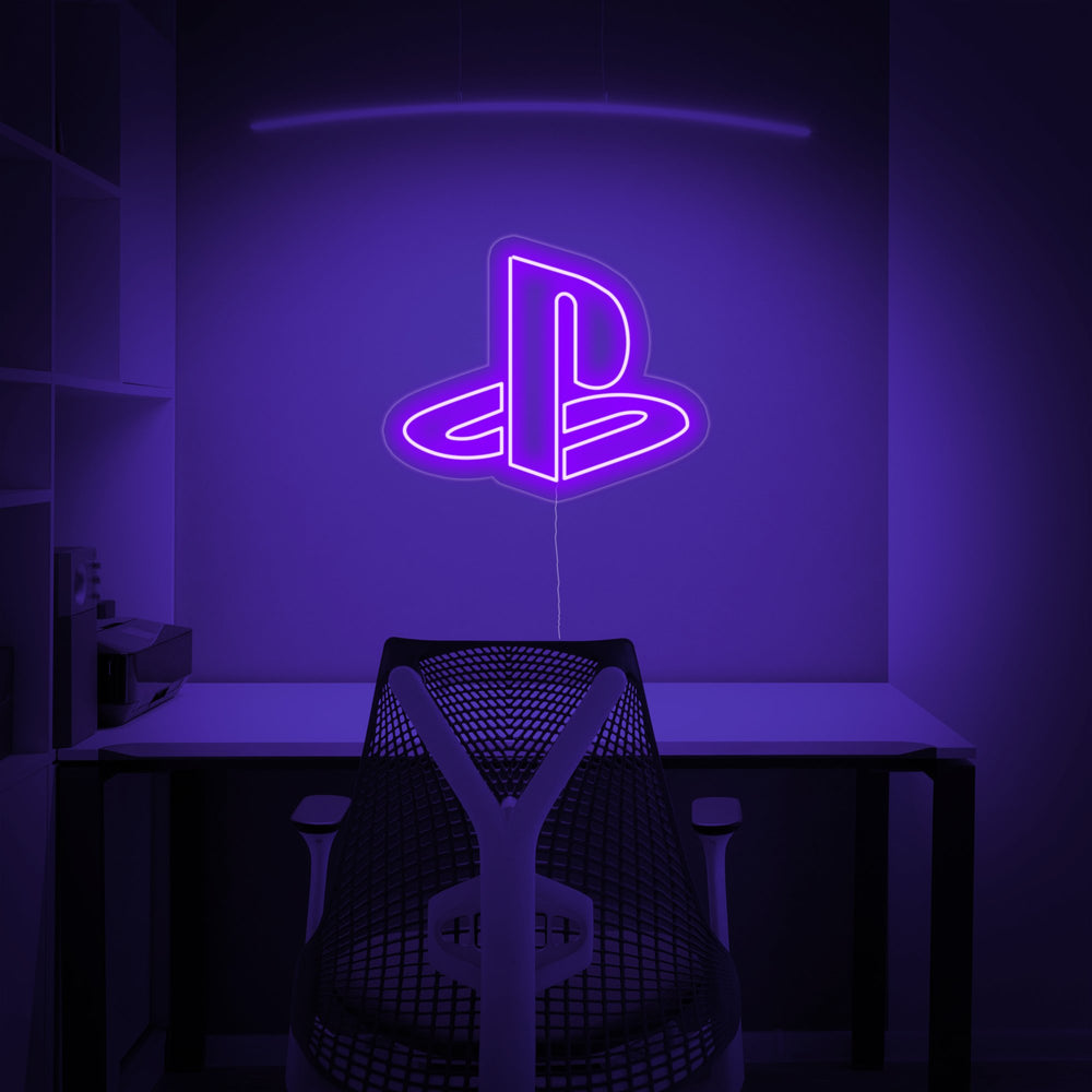 Logo PlayStation in insegna al neon LED viola su parete della gaming room