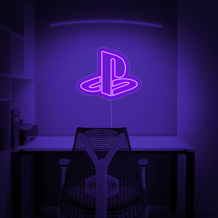 Logo PlayStation in insegna al neon LED viola su parete della gaming room