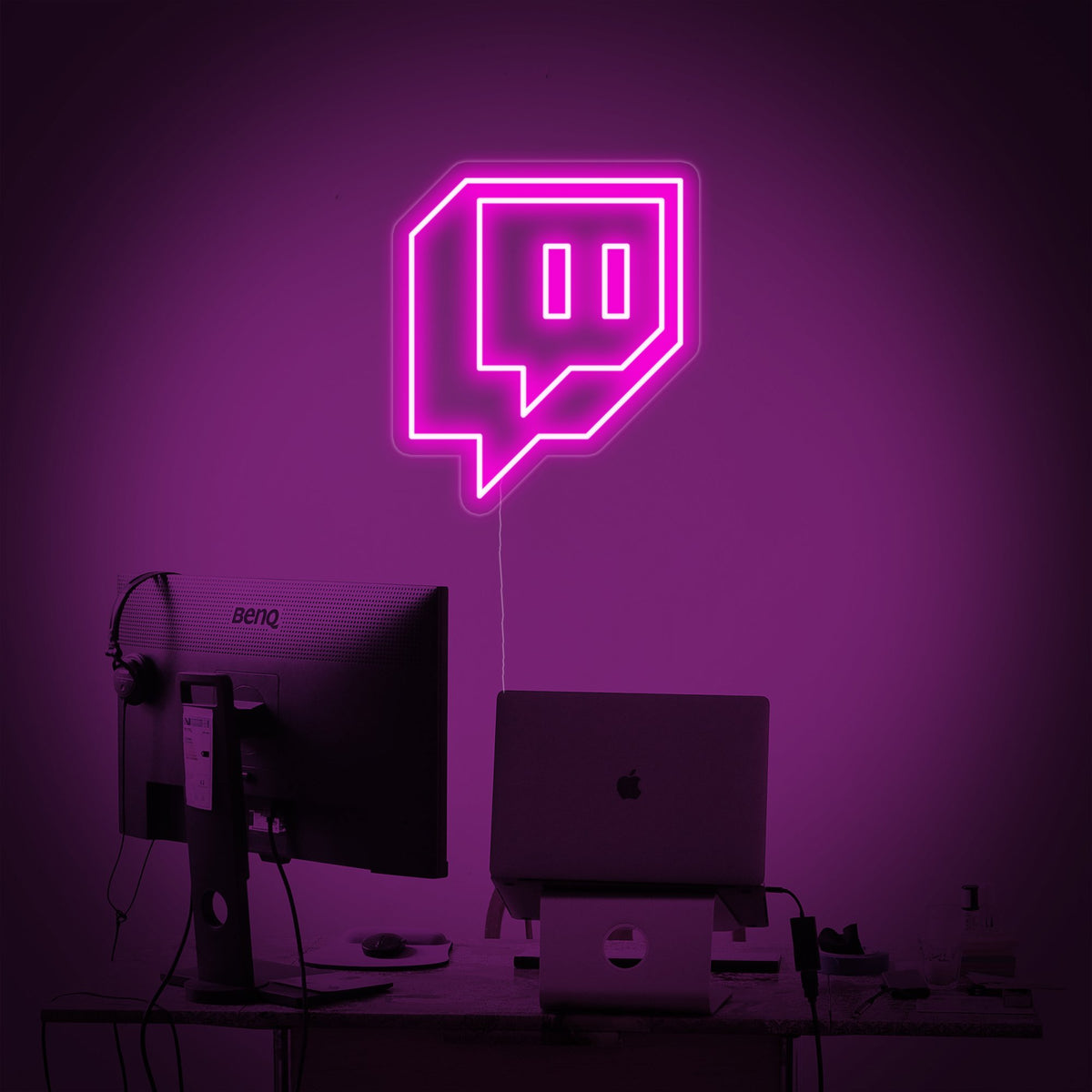 Insegna neon LED viola a forma di icona Twitch sopra postazione PC