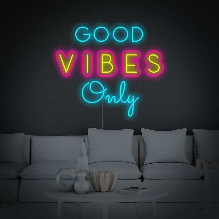 Insegna neon LED colorata con la frase “Good Vibes Only”
