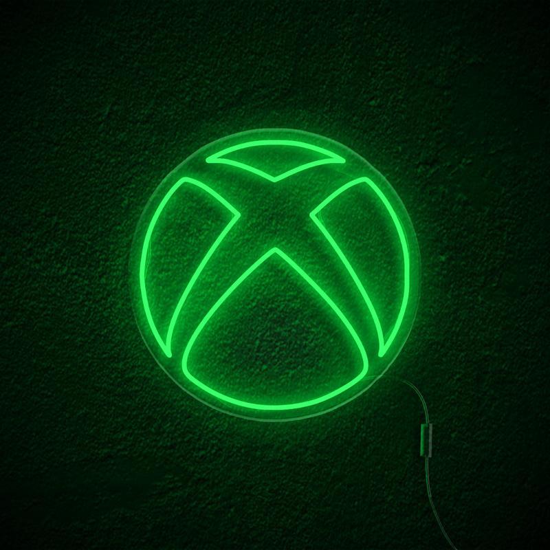 Logo Xbox verde in insegna al neon LED su parete scura