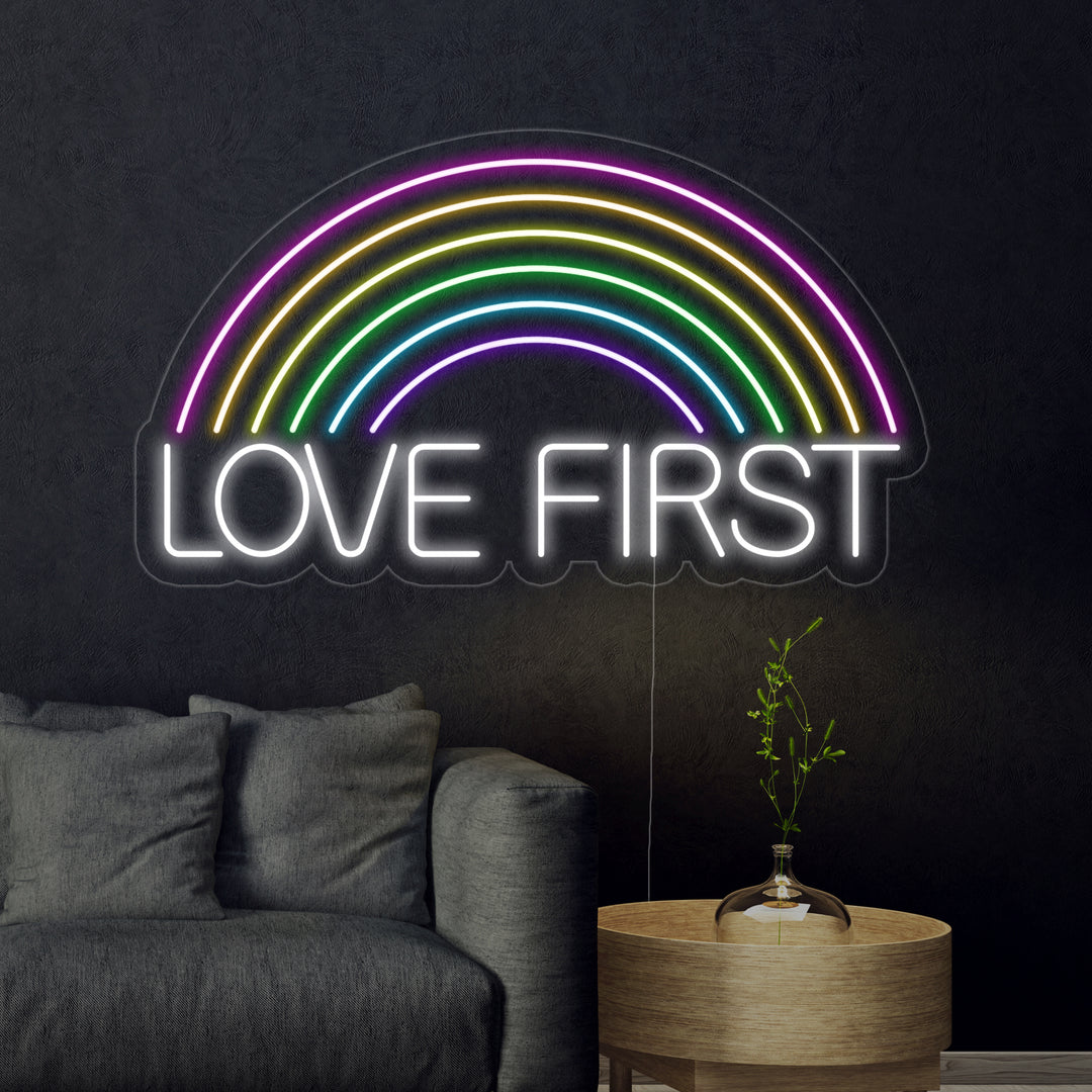 "Arcobaleno, Love First" Insegna al neon
