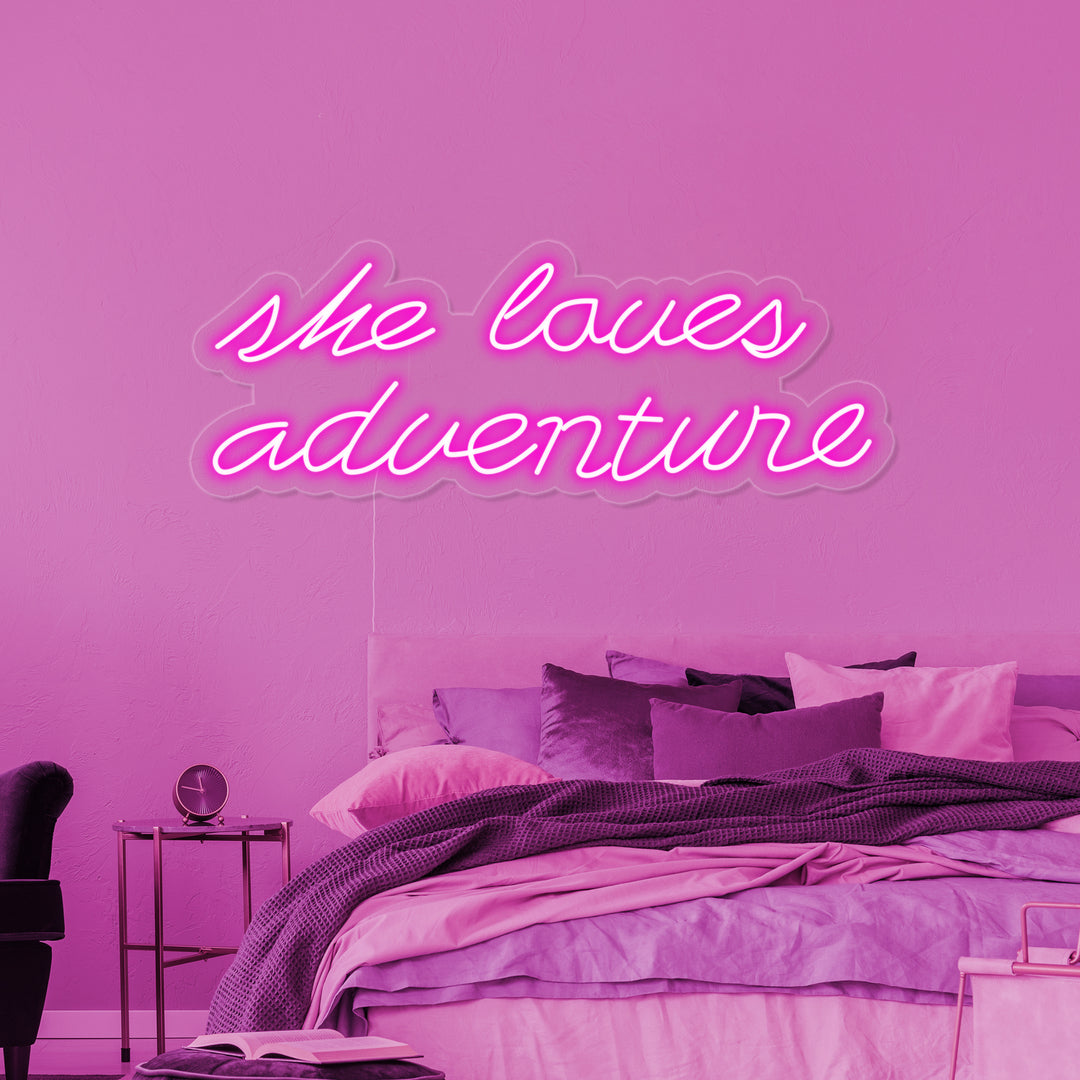 "She Loves Adventure" Insegna al neon